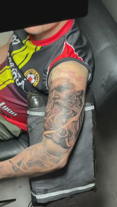 Cargar video: ¿Cómo Funciona el Kit de Luz Polarizada + Gafas ClearVision?El Kit ClearVision está diseñado para revolucionar tu experiencia como tatuador, combinando tecnología de luz polarizada con gafas polarizadas de alta precisión. Esta sinergia crea una visión más nítida, real y libre de reflejos durante la sesión de tatuaje.