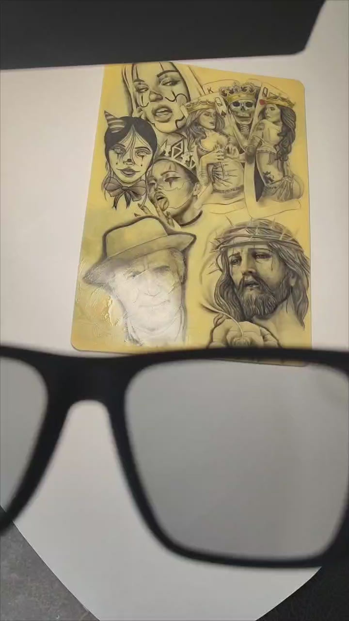Cargar video: ¿Cómo Funciona el Kit de Luz Polarizada + Gafas ClearVision?El Kit ClearVision está diseñado para revolucionar tu experiencia como tatuador, combinando tecnología de luz polarizada con gafas polarizadas de alta precisión. Esta sinergia crea una visión más nítida, real y libre de reflejos durante la sesión de tatuaje.