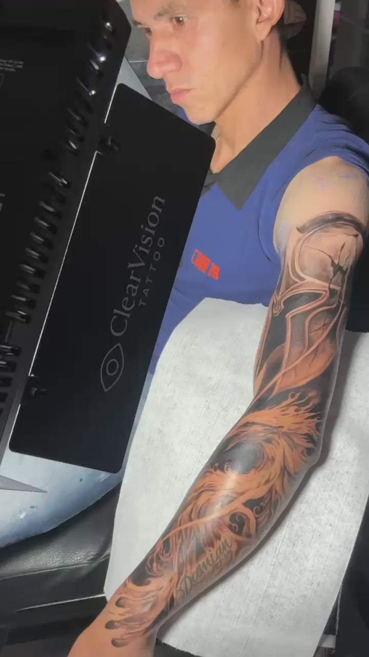 Cargar video: ¿Cómo Funciona el Kit de Luz Polarizada + Gafas ClearVision?El Kit ClearVision está diseñado para revolucionar tu experiencia como tatuador, combinando tecnología de luz polarizada con gafas polarizadas de alta precisión. Esta sinergia crea una visión más nítida, real y libre de reflejos durante la sesión de tatuaje.